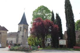 Place de l'église de Chevagny sur Guye.jpg