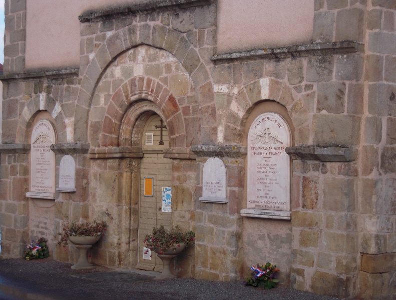 Fichier:CLERMAIN le portail roman de l'église.jpg
