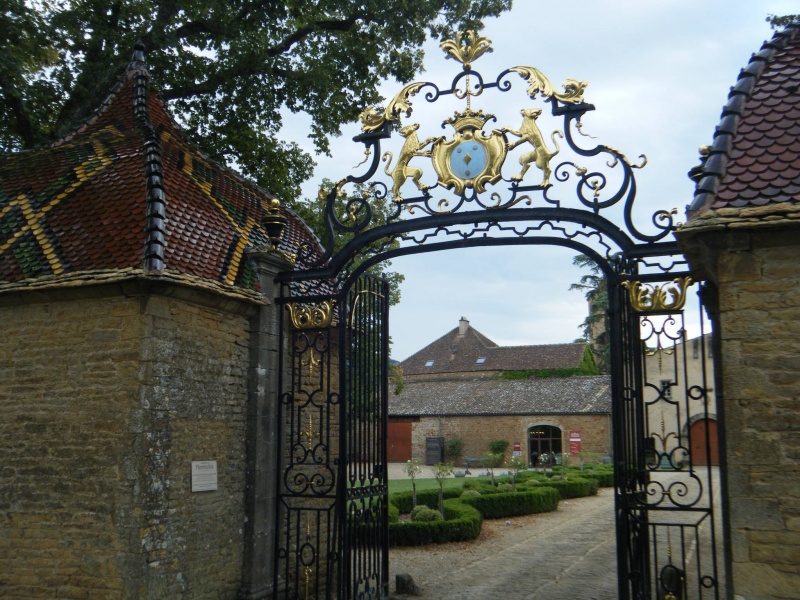 Fichier:Entrée du château de Pierreclos.jpeg