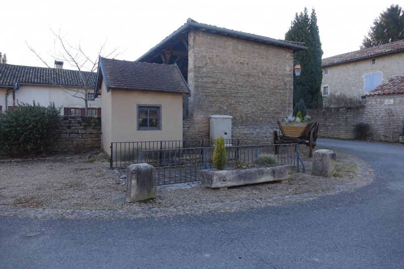 Fichier:Place de l'Eglise Le Villars.jpeg