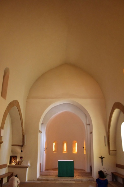 Fichier:TaizéEgliseInt (3).JPG