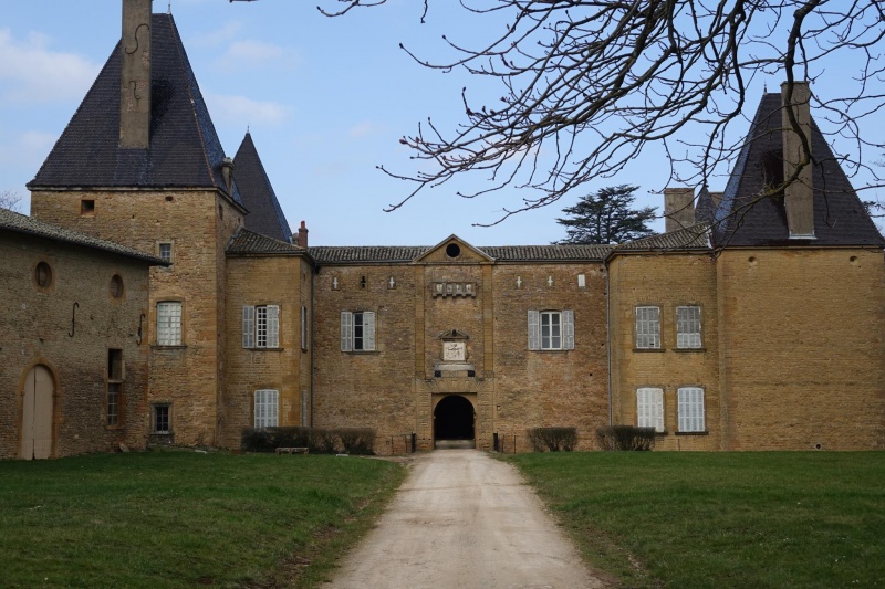 Fichier:Entrée du Château de Vinzelles.jpeg