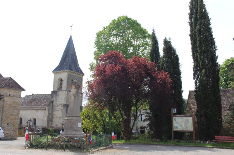 Fichier:Place de l'église de Chevagny sur Guye.jpg