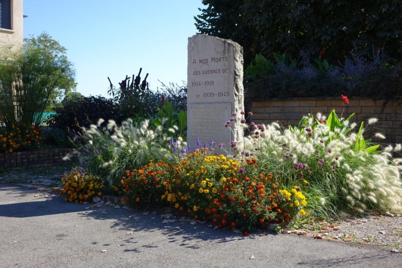 Fichier:Monument aux morts Fleurville.jpeg