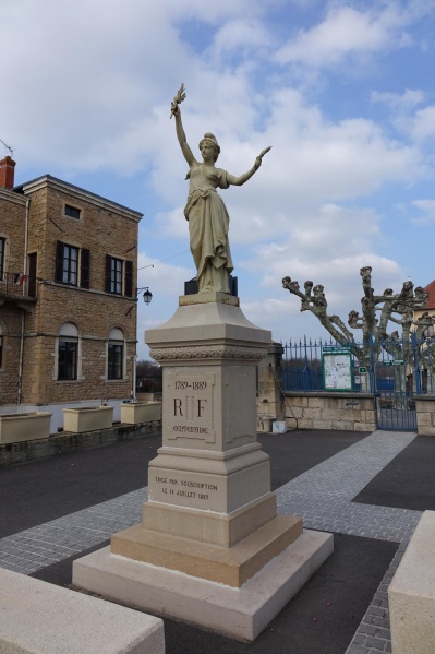 Fichier:Monument aux morts La Chapelle-de-Guinchay.jpeg